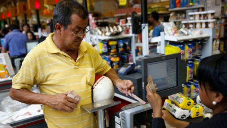 Venezolano comprando comida.