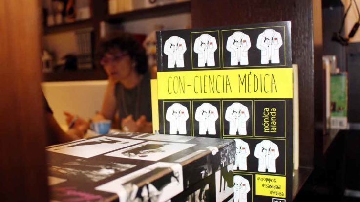 Mónica Lalanda junto a su libro 'Con-ciencia Médica'.