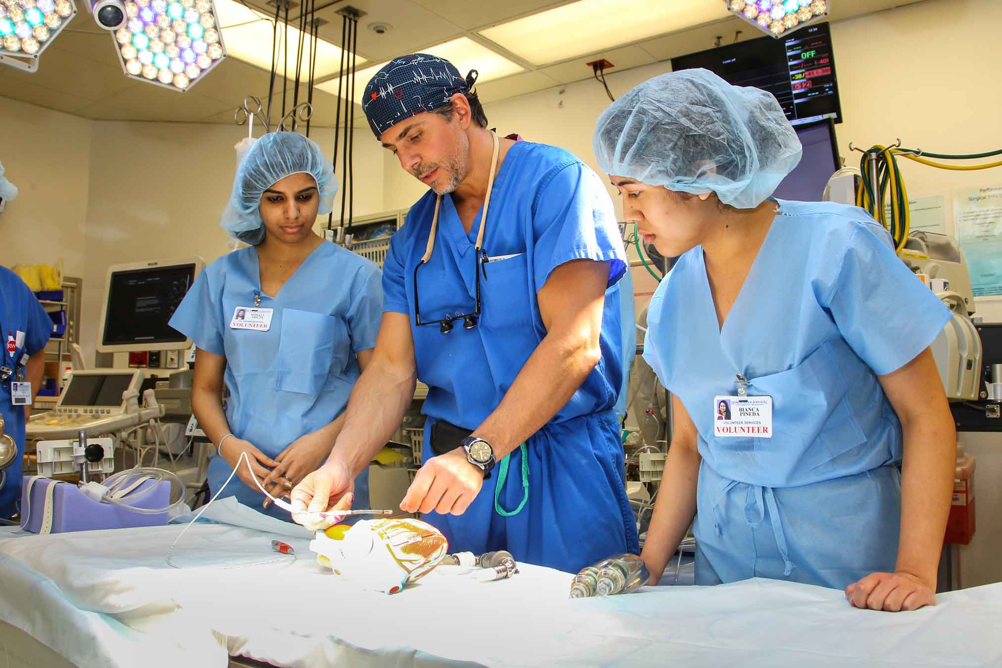 Un grupo de médicos durante una intervención quirúrgica.