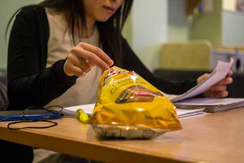 Los candidatos al MIR suelen descuidar su alimentación por la presión de los meses de estudios.