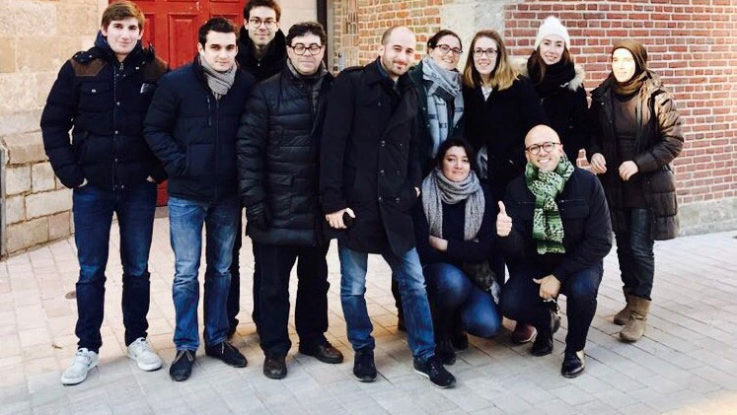 Alexander Vargas junto a un grupo de colegas.