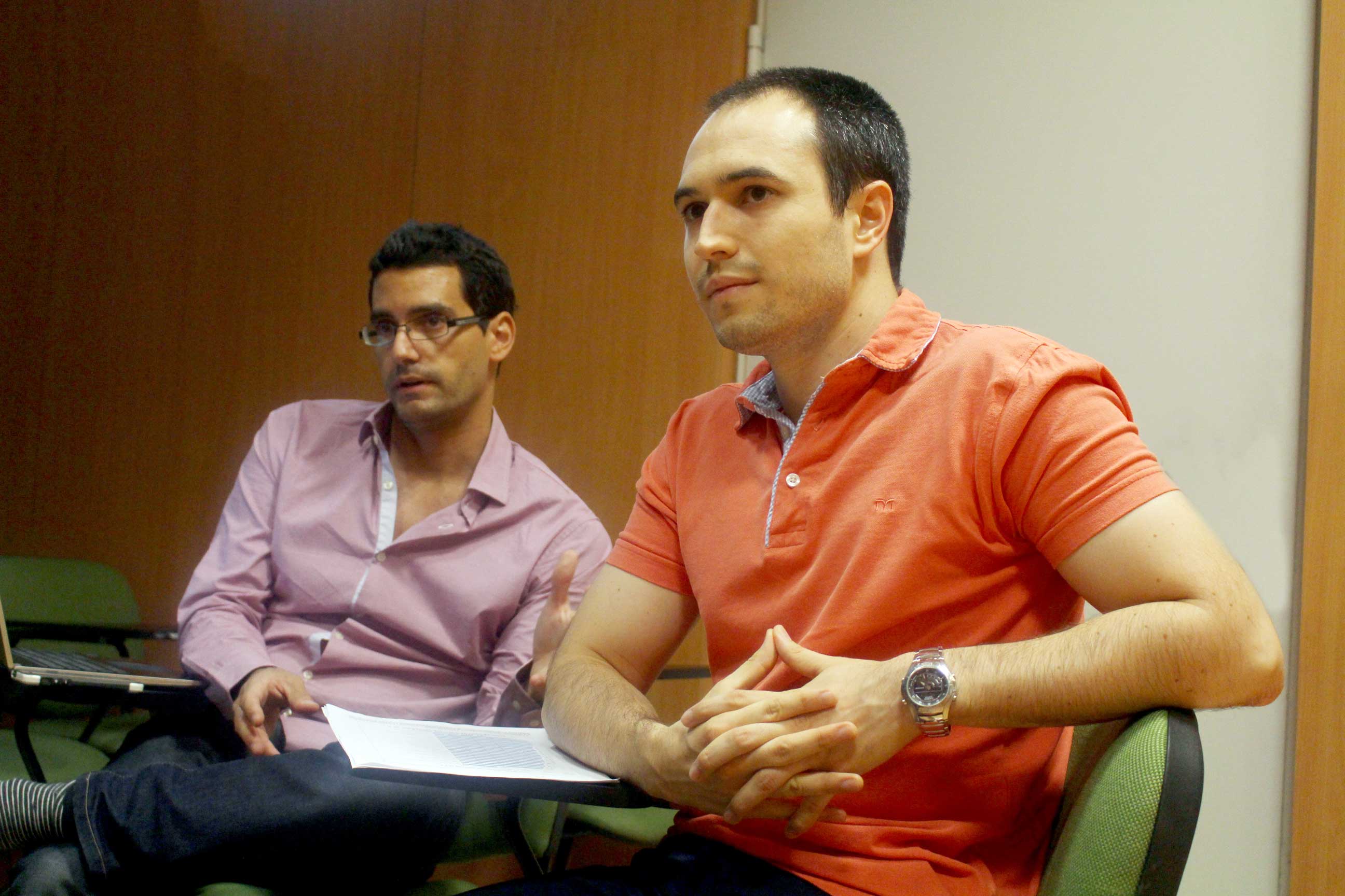 Álvaro y Javier charlan por-el examen FIR.