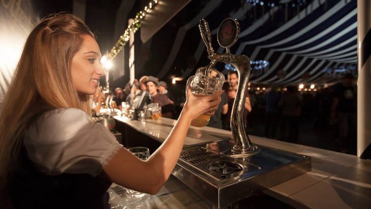 Camarera sirviendo una cerveza en festival Oktoberfest Madrid 2015.