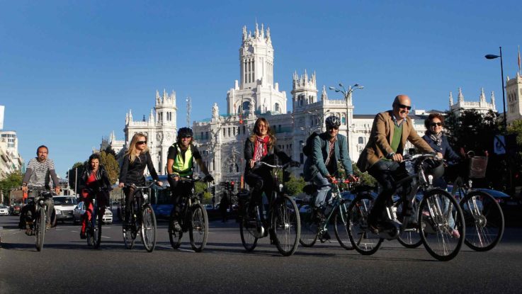 Paseo en bicicleta por la Plaza de Cibeles, Madrid.