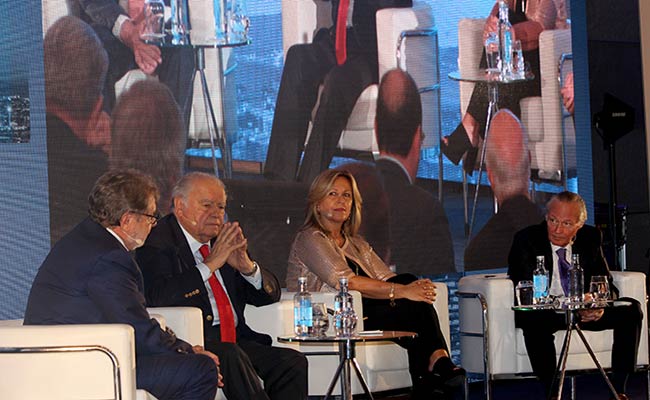 Participantes debaten sobre la situación política de América Latina.