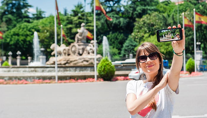 Turista en Plaza Cibeles, Madrid.