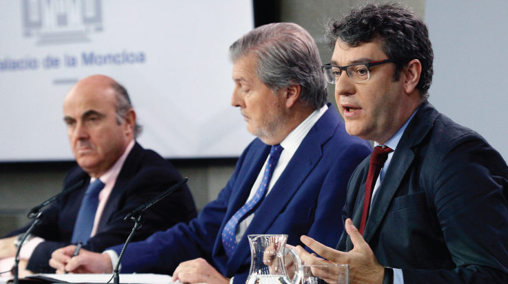 Los ministros de, Educación, Cultura y Deporte y portavoz del Gobierno, Íñigo Méndez de Vigo, de Energía, Turismo y Agenda Digital, Álvaro Nadal, y de Economía, Industria y Competitividad, Luis de Guindos, durante la rueda de prensa posterior al Consejo de Ministros.