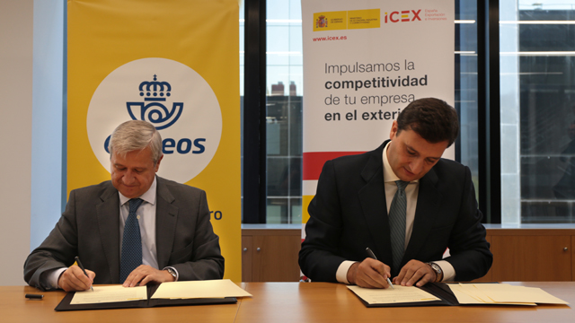 El consejero delegado de ICEX y el presidente de Correos en la firma del acuerdo