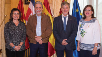 El alcalde de Zaragoza, Pedro Santisteve, y la vicealcaldesa Luisa Broto reciben al ministro de Turismo de Costa Rica, Mauricio Ventura, y a la embajadora, Doris Osterlof.