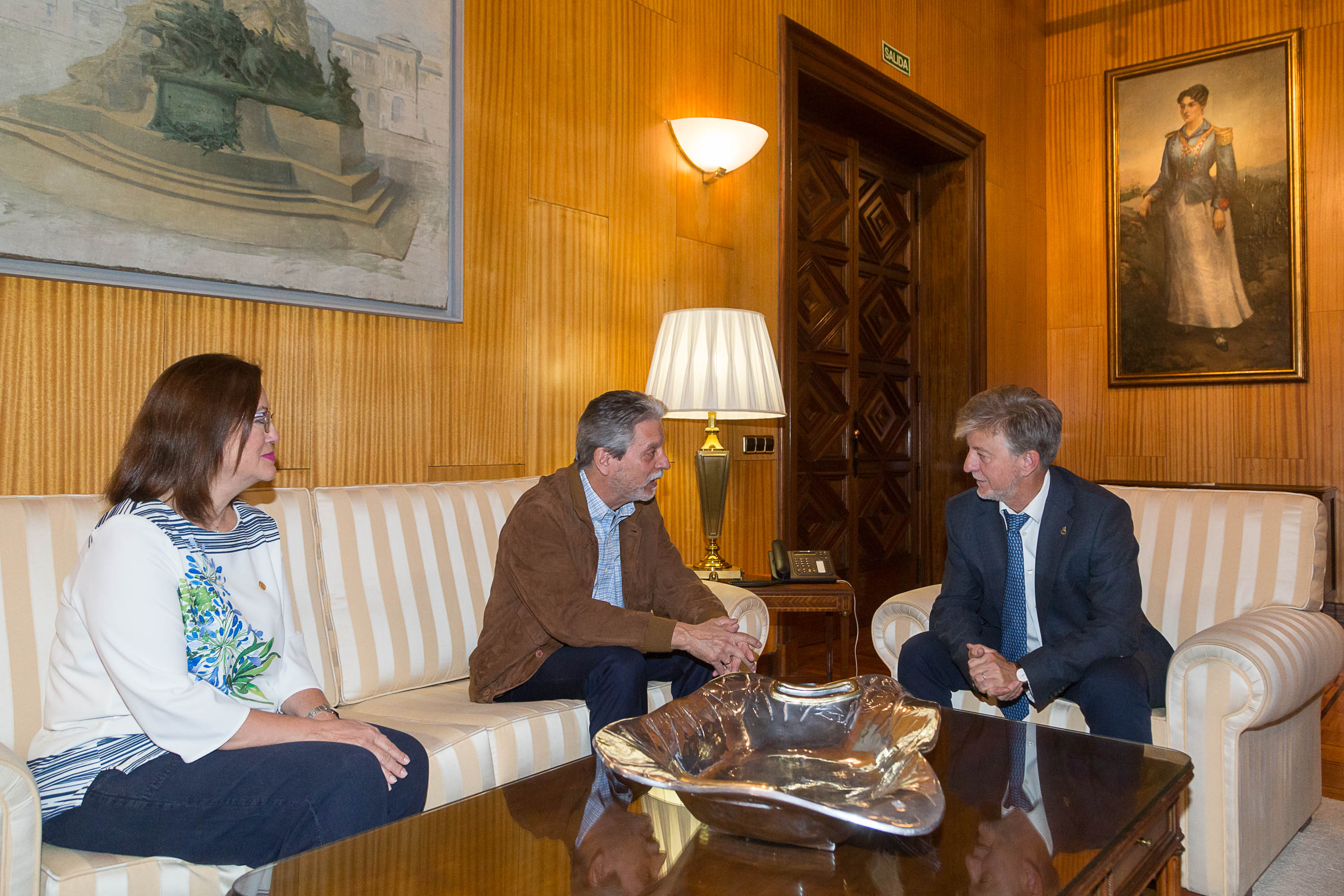 El alcalde de Zaragoza, Pedro Santisteve, reunido con el ministro de Turismo de Costa Rica, Mauricio Ventura, y a la embajadora, Doris Osterlof.