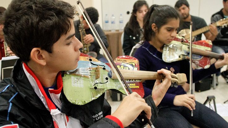 La orquesta de instrumentos reciclados de Cateura estará en España durante la Navidad.
