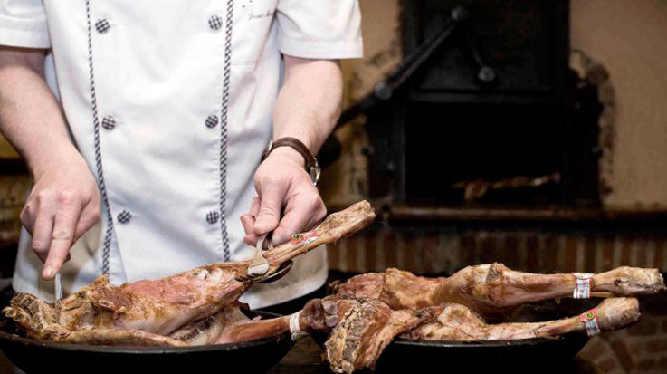 Cordero asado en horno de leña, plato típico de la gastronomía castellano-leonesa.
