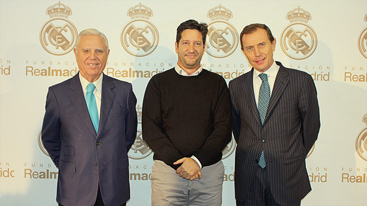 Enrique Sánchez, vicepresidente ejecutivo de la Fundación Real Madrid; Miguel Pueyo, CEO de Be Helpie y Emilio Butragueño, director de Relaciones Institucionales del Real Madrid.