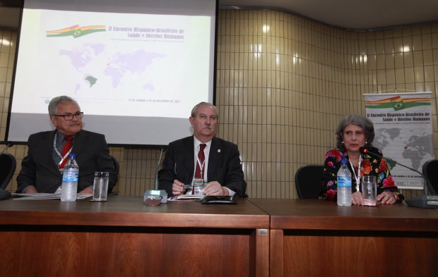 Jecé Freitas, vicepresidente 2º del Consejo Federal de Medicina de Brasil; Serafín Romero, presidente de la OMC; y Rosana Reis, coordinadora general del Sistema Nacional de Trasplantes de Brasil.