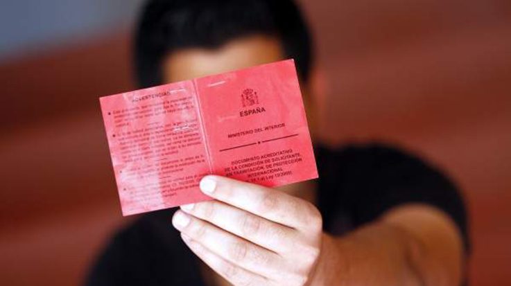 La tarjeta roja permite al extranjero poder acreditar su permanencia legal en España durante un período superior a los seis meses.