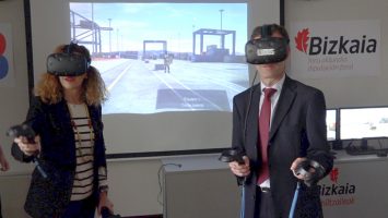 Ibone Bengoetxea, diputada Foral de Bizkaia, y Alberto Ojanguran, del Departamento de prevención de la Autoridad portuaria, durante la prueba del simulador de realidad virtual.