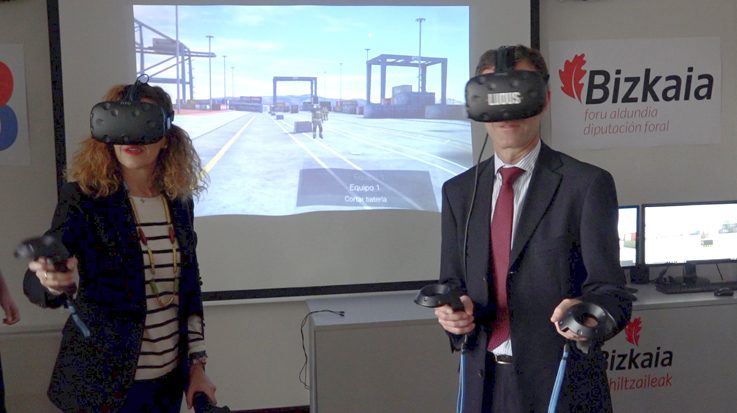 Ibone Bengoetxea, diputada Foral de Bizkaia, y Alberto Ojanguran, del Departamento de prevención de la Autoridad portuaria, durante la prueba del simulador de realidad virtual.