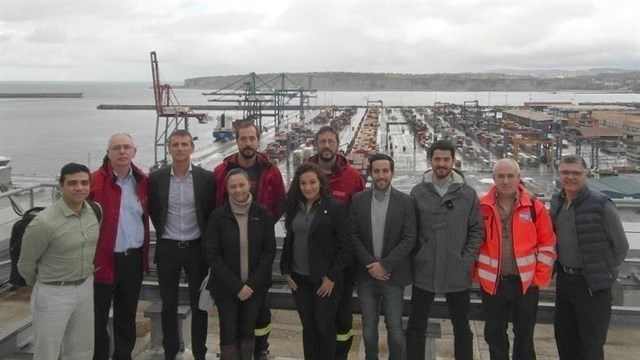 Miembros del cuerpo de bomberos de Costa Rica en el puerto de Bilbao.