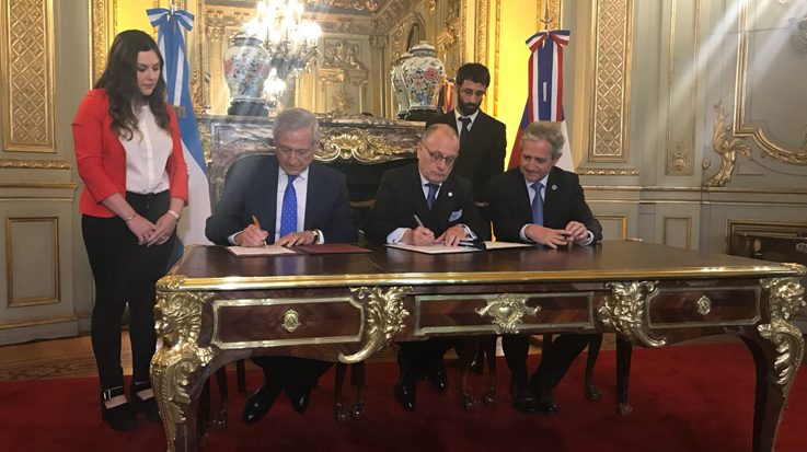 Los ministros de Asuntos Exteriores de Argentina Y Chile durante la firma del Tratado de Libre Comercio.