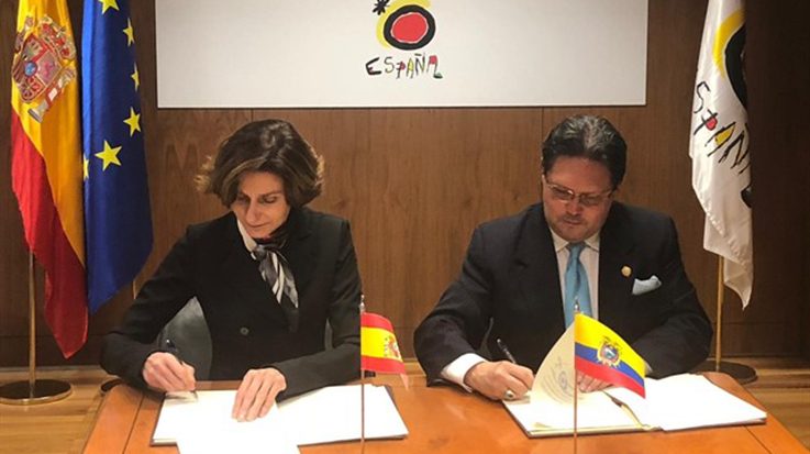 Isabel Oliver, secretaria de Estado de Turismo, junto al ministro de Turismo de la República de Ecuador, Enrique Ponce.