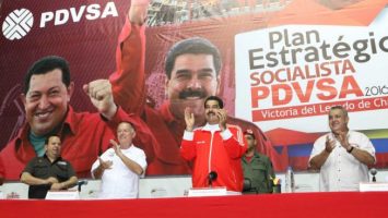 Nicolás Maduro junto con trabajadores de PDVSA