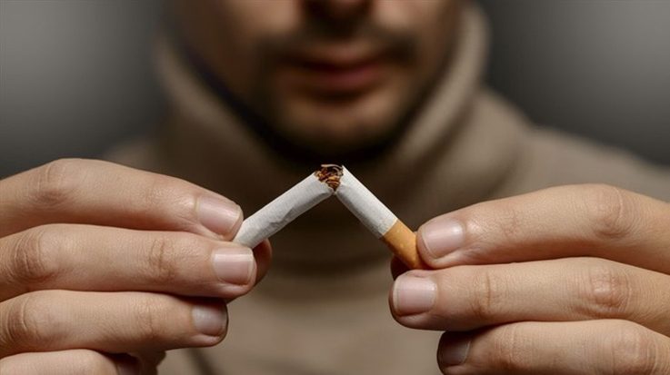 Un 23 por ciento de los españoles aún conserva el hábito del cigarrillo.