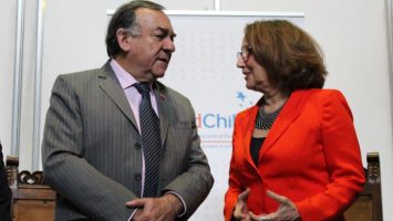 Juan Pablo Lira, director ejecutivo de la Agencia de Cooperación Internacional de Chile, y Rebeca Grynspan, secretaria general Iberoamericana.