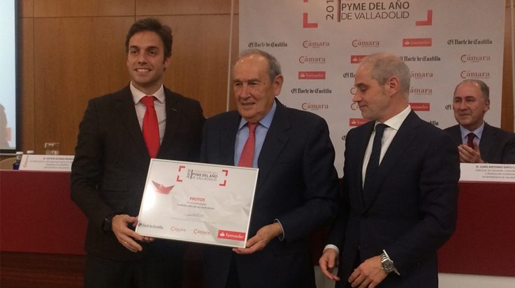 Edmundo Bayón, presidente de Bodegas Protos, recibiendo el ‘Premio PYME del año 2017’.