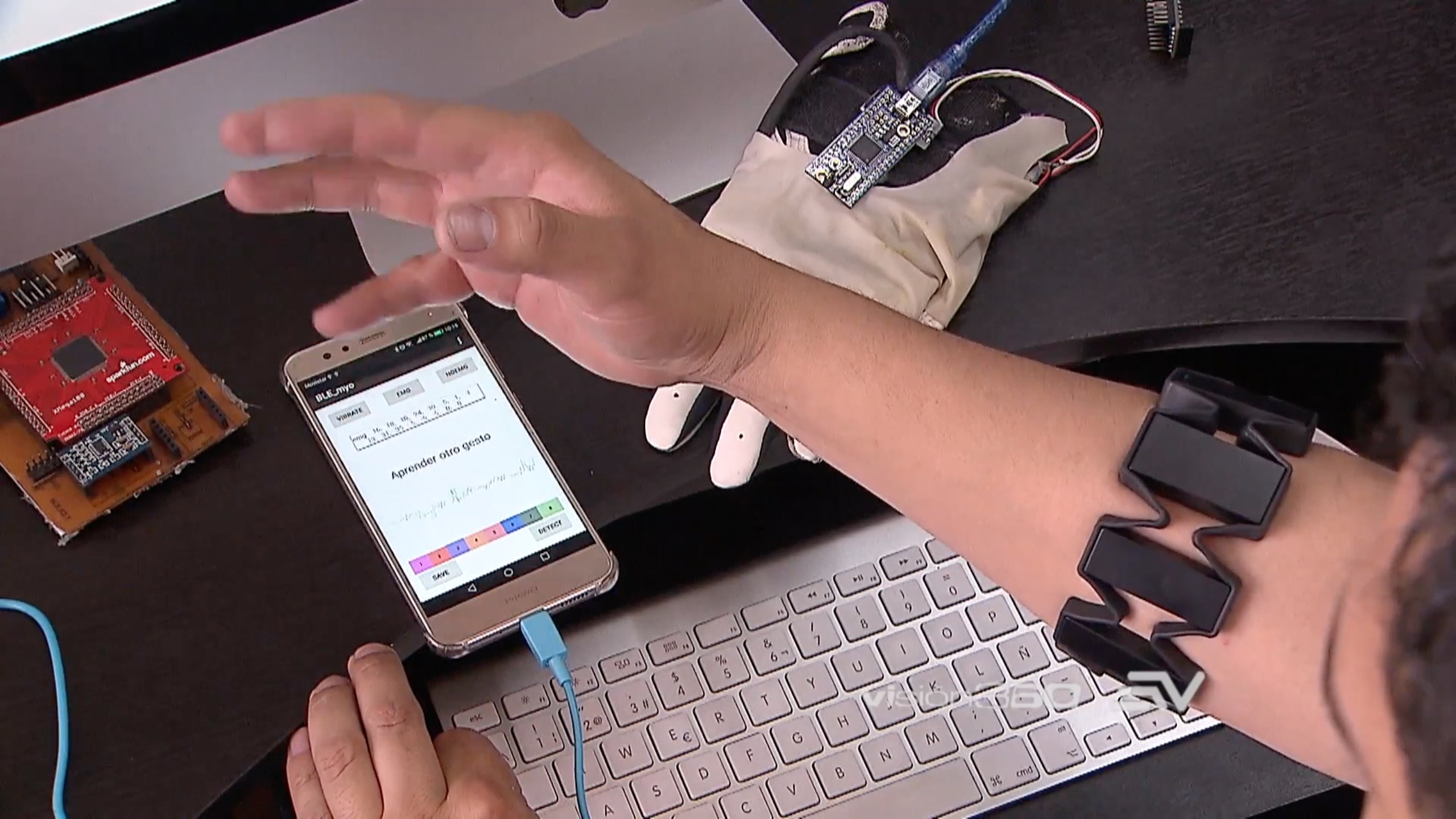 La app incorporará hasta 20 idiomas y sensores para captar las reacciones eléctricas de los músculos.