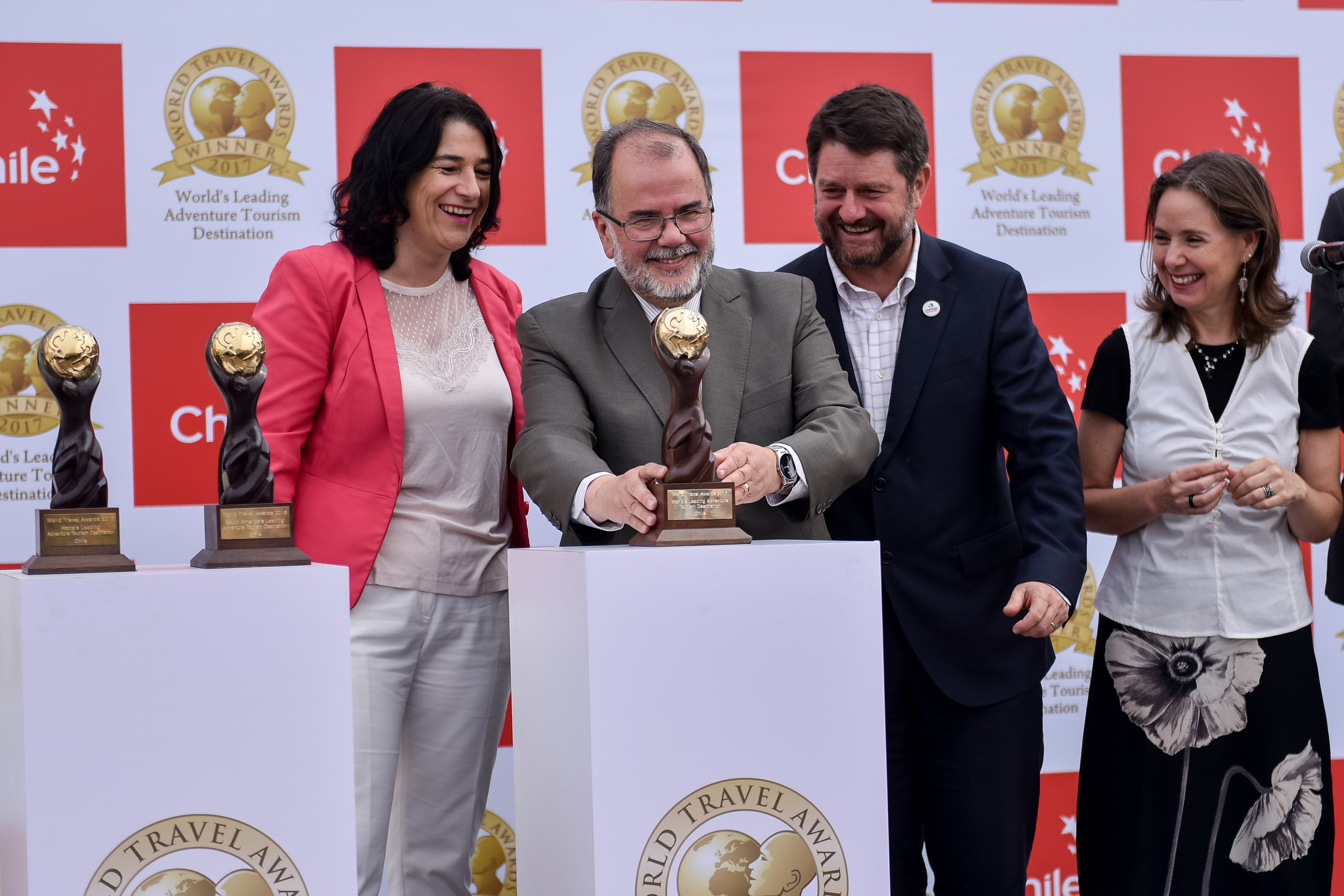 Jorge Rodríguez Grossi, ministro de Economía, Fomento y Turismo, Javiera Montes, subsecretaria de turismo, y Marcela Cabezas, directora de Sernatur, celebrando el triunfo de Chile en los World Travel Awards 2017.