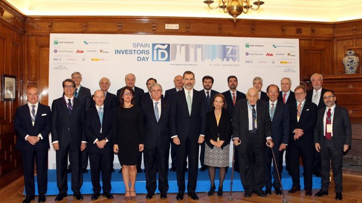 El rey Felipe VI junto a los participantes del foro financiero internacional Spain Investors Day.