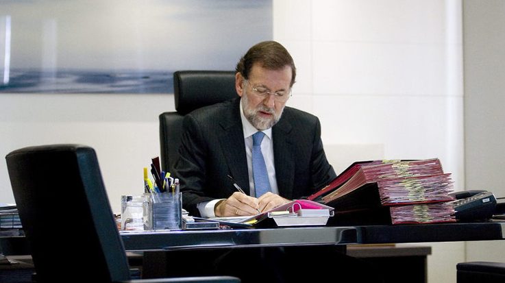 Mariano Rajoy, presidente del Gobierno, firma el aumento del 4% en el salario mínimo interprofesional.