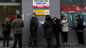 La tasa de paro cierra en 2017 con 3,41 millones de españoles desempleados.