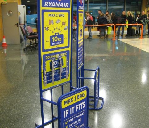 Peladura retorta Convertir Multan con 24.000 euros a Ryanair por el cobro del equipaje de mano