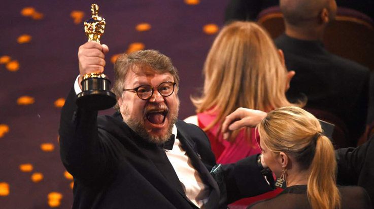 Guillermo del Toro celebra su Oscar a mejor película.