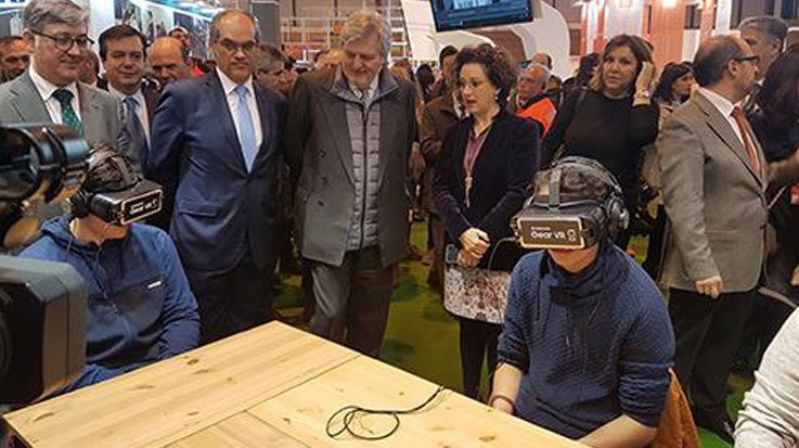 Iñigo Mendez de Vigo, ministro de Educación, durante su visita a la Feria Aula 2018.