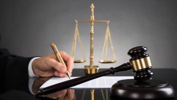 La CNMC estima que la ley de acceso de abogados y procuradores presenta restricciones que limitan la liberalización de ambas profesiones.