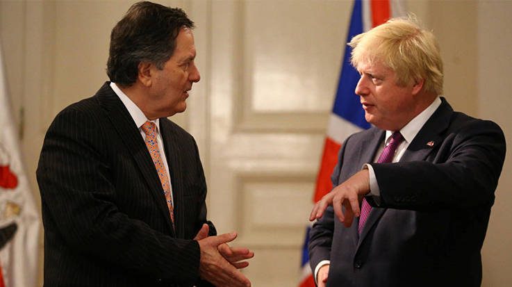 Roberto Ampuero, ministro de Relaciones Exteriores de Chile, y Boris Johnson, ministro de Relaciones Exteriores del Reino Unido.