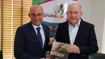 Gustavo Him, ministro de Turismo de Panamá, y Charlie Collins, chef y autor del libro T’ACH Cocina Autóctona Panameña.