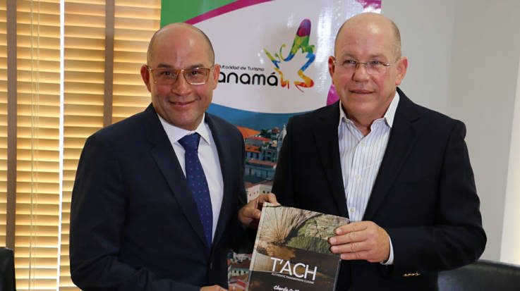 Gustavo Him, ministro de Turismo de Panamá, y Charlie Collins, chef y autor del libro T’ACH Cocina Autóctona Panameña.