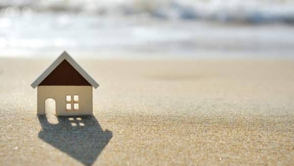 El estudio muestra que un 43 por ciento de los españoles prefieren adquirir su segunda vivienda cerca de la playa.
