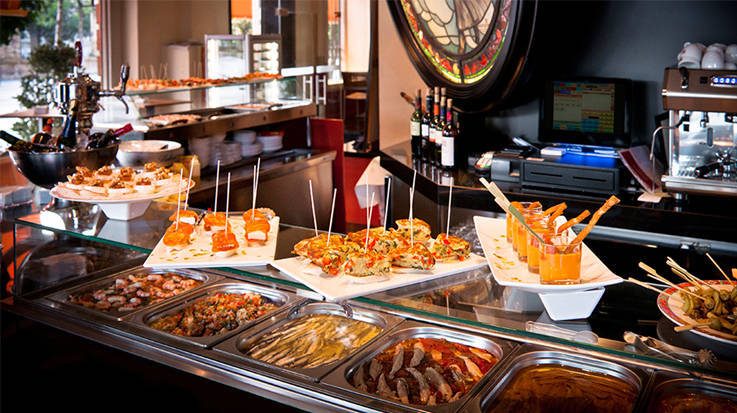 Los Españoles pagan alrededor de 1.900 euros al año en bares, cafeterías y restaurantes.