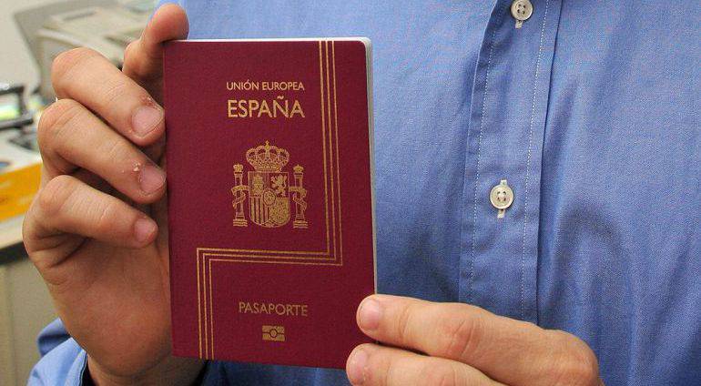  Un cónyuge o hijo de un extranjero con residencia legal en España y los refugiados no necesitan solicitar permisos de trabajo.