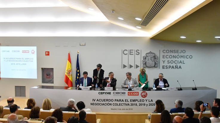 Representantes de CCOO, UGT, CEOE y Cepyme han firmado, junto al Ministerio del Trabajo, el 'IV Acuerdo para el Empleo y la Negociación Colectiva (AENC)'.