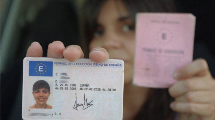 El canje del carnet de conducir venezolanos en España seguirá suspendido por falta de fondos y recursos en el INTT.