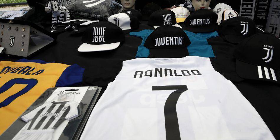 El fichaje de Cristiano Ronaldo se ha convertido en el quinto más costoso de los negociados del mundo.