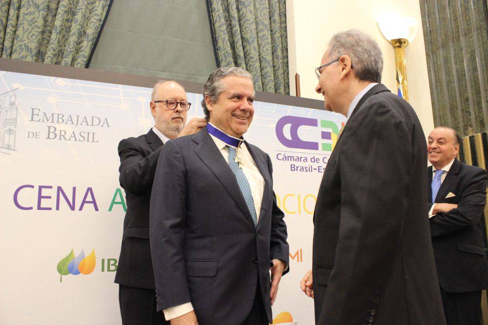  José Gasset recibiendo la Orden de Rio Branco durante la celebración de la Cena de Socios de la CCBE.