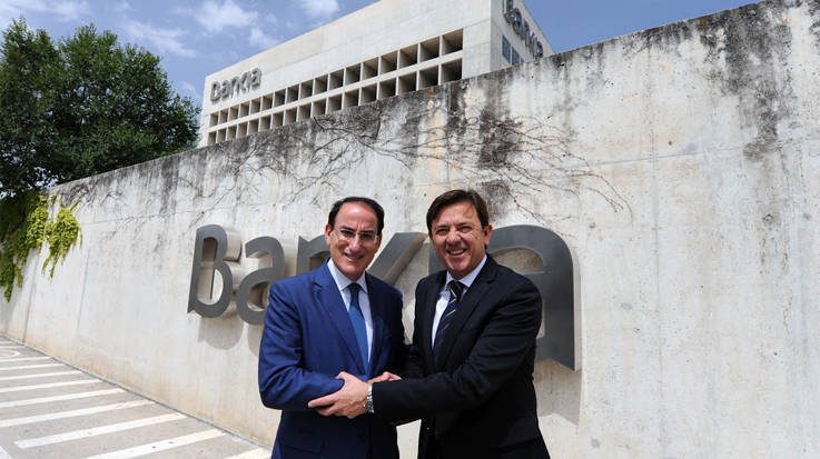 Joaquín Holgado, director corporativo de la Territorial de Bankia en Andalucía, y Javier González de Lara, presidente de Garántia.