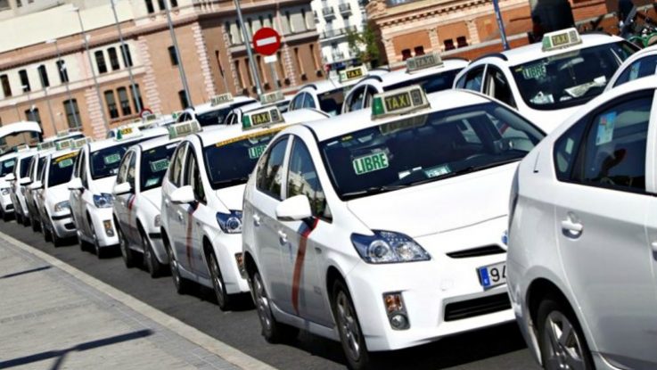 Las asociaciones y colectivos de taxis han solicitado la paralización temporal de las licencias para VTC, las utilizadas por los servicios de Uber y Cabify.