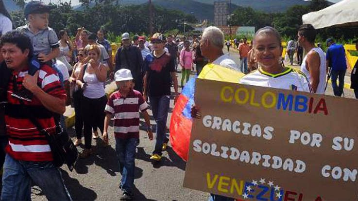 Juan Manuel Santos ha firmado un decreto para regularizar a 400.000 venezolanos por medio de un permiso especial de permanencia.